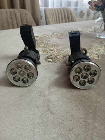 İki ədəd LED spot işığı. Hər bir işıqlandırma cihazı dairəvi formada