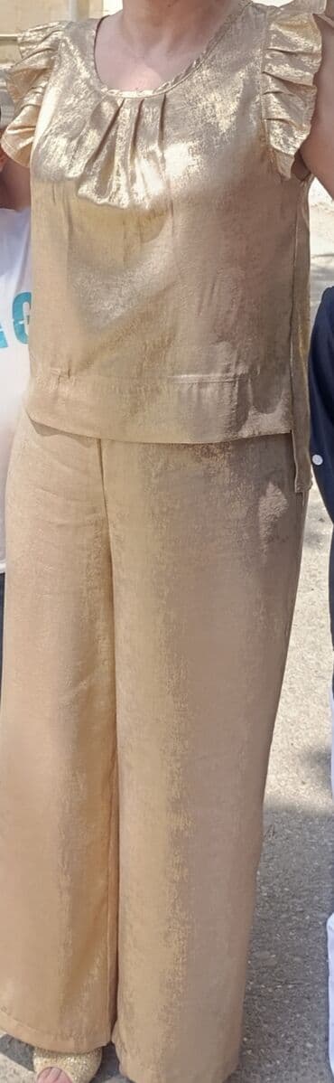 детский костюм бэтмена: Qızılı rengdi kastyum tezedi satılır 25 azn. alinib 75 azn. razmer — 1