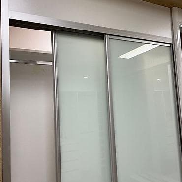 Şüşə sürgülü siyirmə qapılar. Təcili satılır: 110 azn - Mat (donuq)