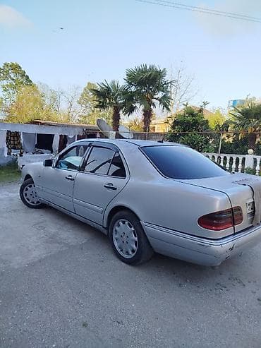 111 motor mercedes: Mercedes-Benz E-Class: 2.2 l | 1998 il Sedan — 5