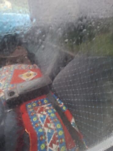 avtomobil ustu cadır: VAZ 2106, ağ rəng, 4 qapı, arxa ötürücülü sedan. Əsas xüsusiyyətlər — 3