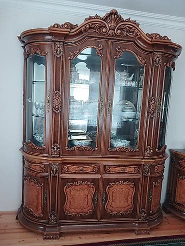 kohne mebellerin alisi: Klassik üslubda yemək otağı dəsti - Tərkibi: - Şüşəli vitrin-bufet — 1