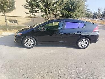 mikroavtobus satisi: Honda Insight Hybrid – 5 qapılı hetçbek, qara rəng. - Yapon hibrid — 3