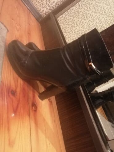 Ölçü: 39, rəng - Qara, İşlənmiş