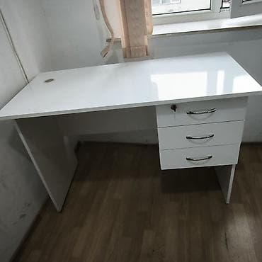 Düz masa, Stulsuz, Polkasız, Siyirməli, Parlaq laminat