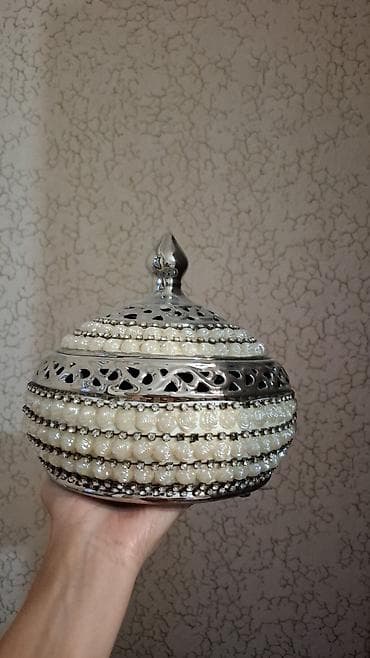 konfet qabi: Bəzəkli metal qab dəsti -3 ədəddir az istifadə olunub. - Material — 1
