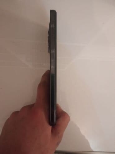 Apple iPhone: Smartfon – arxa tərəfdə böyük kvadrat kamera adası və 3 ədəd dairəvi — 4