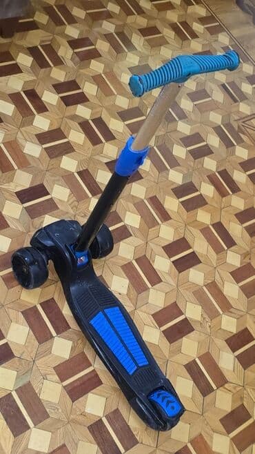 moped qiymətləri: Uşaq skuterı – 3 təkərli, mavi-qara. Yaxşı vəziyyətdədir. Təkərlərdə — 2