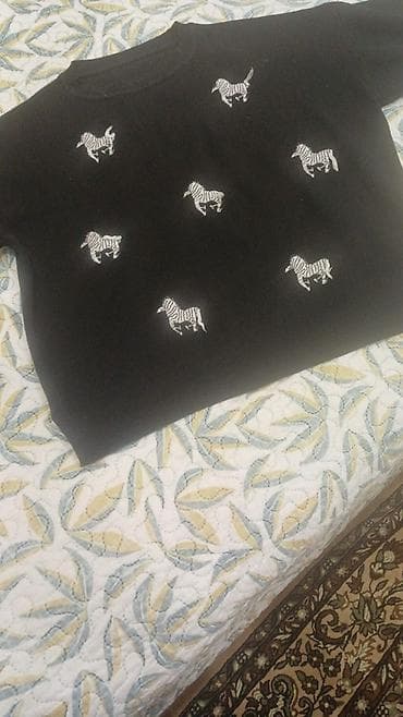 Qara rəngli uniseks köynək - Dizayn: Ön hissədə səliqəli şəkildə