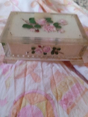 sandık: Akrildən dekorativ qutu – əl işinə bənzər gül motivləri ilə - — 2