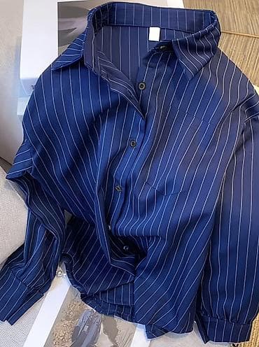 Məhsul: Zolaqlı köynək - Rəng: tünd göy, incə ağ şaquli zolaqlarla -