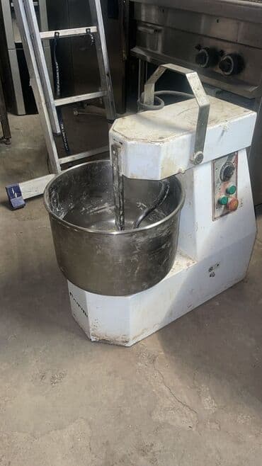 tap az xemir yoguran: Ağ rəngdə möhkəm gövdəyə malik sənaye xəmir qarışdırıcısı. Cihazın — 1