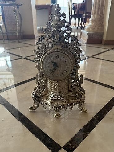 maqnitli saat: Antik üslubda dekorativ stolüstü saat. Ağır metal korpus, detallı — 1