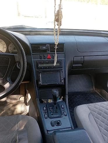 250 cc motor: Mercedes-Benz C-Class sedan (W280) – gümüşü rəng. Xüsusiyyətlər: - — 6