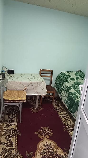 Kirayə — kiçik, möbleli otaq Təsvir: - Rahat tək nəfərlik yataq