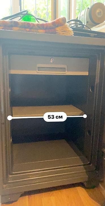 pul qab: Universal markalı seyf - Ölçülər: hündürlük 70 sm, eni 46 sm — 5