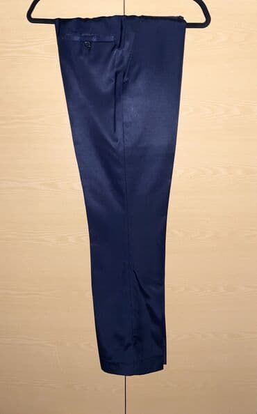 kişi geyimi: Tünd göy rəngdə, bir düyməli, şax materialdan hazırlanmış kişi — 3