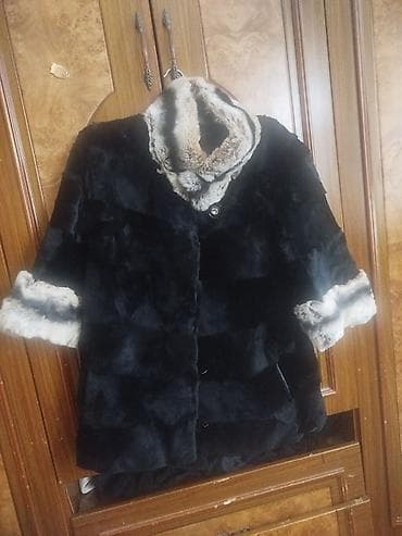 Suba - Rəng: qara, yaxa və manjetlərdə açıq rəngli (ağ-krem) kontrast