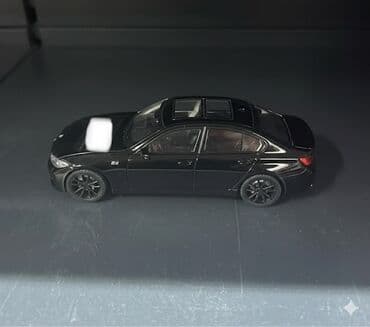 qizil qadin saati: Qara rəngli klassik sedan miniatur modeli - Material: metal gövdə və — 9