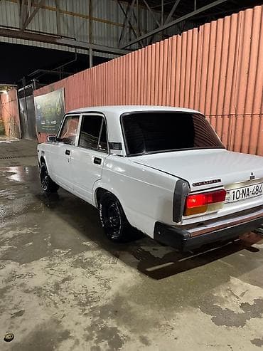 vaz baqaj: VAZ 2107, ağ rəng, sedan Xüsusiyyətlər: - Mexaniki sürətlər qutusu - — 5