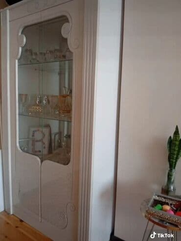 Şüşəli dolab vitrini