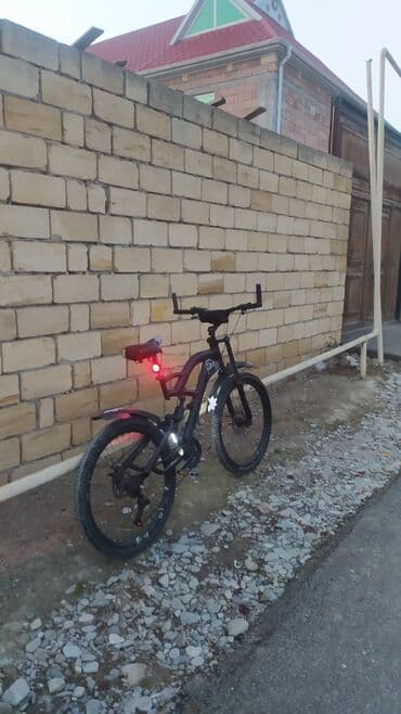 təzə velosipedlər: Dağ tipli velosiped – qara mat rəng, işıqlarla təchiz olunmuş — 3