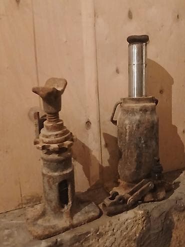 İki ədəd mexaniki qaldırıcı (domkrat) dəsti - Tip: - Sol tərəfdə