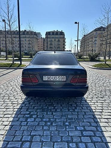 Mercedes-Benz E-Class (W210) sedan - Kuzov: 4 qapılı sedan, tünd göy — 4