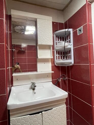 tutqun sulu boya: Ağ rəngdə, güzgülü və rəfli hamam mebeli dəsti. Bu dəstə lavabo — 1