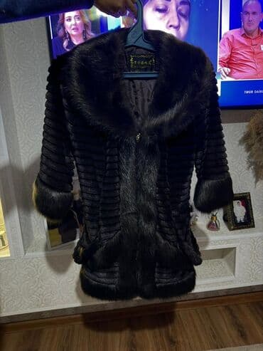 klassik qadin pencekleri: Qadın üçün qısa kürk gödəkçə - Rəng: tünd qara/qəhvəyi tonlarda - — 1