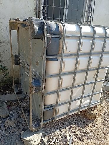 Konteynerlər: IBC plastik kub konteyner (metal qəfəsli) - Həcmi: təxmini 1000 litr — 1