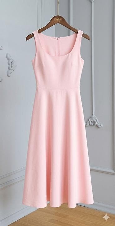 Pastel çəhrayı rəngdə, dizə yaxın uzunluqda A-kəsim don. Geniş kvadrat