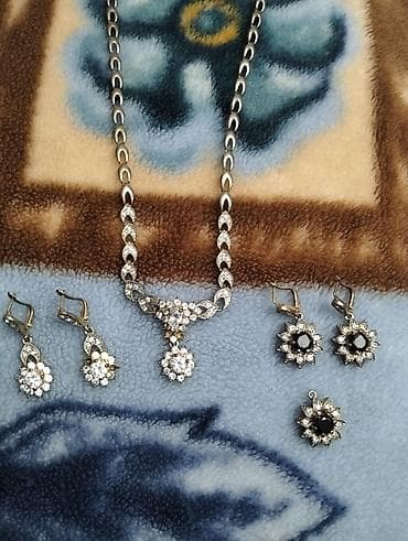 Zərgərlik dəsti - Gümüş rəngli zəncir boyunbağı: yarpaqvari keçidlər