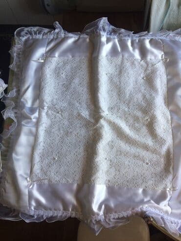 uşaqlar üçün keçə şap şapları: Körpə bələyi-3-lü. Bələk, yorğança və balıncdan ibarətdir. Yorğançası — 3