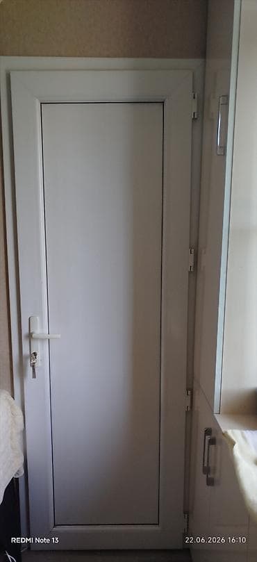 giris qapi: Ağ rəngli PVC qapı.Yeni kimidir.Heç bir problemi yoxdur.Köçlə əlaqəli — 1