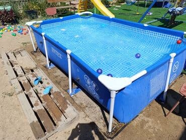 дом с бассейном: Mavi rəngli, düzbucaqlı formalı, çərçivəli hovuz. İçərisi su ilə dolu — 2