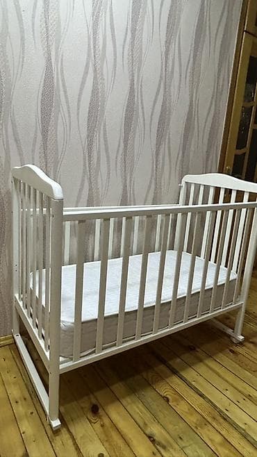 parda tul: Ağ rəngdə taxta uşaq beşiyi - Klassik dizaynlı, qoruyucu şəbəkəli yan — 3
