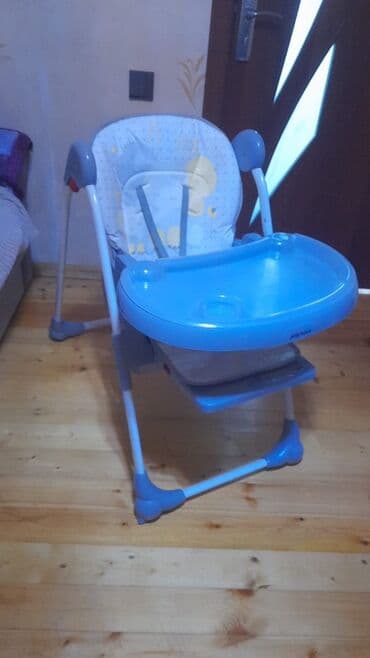 4 ayliq usaq: Uşaq yemək stulu - Rəng: mavi–ağ-göy kombinasiya - Geniş, çıxarıla — 1