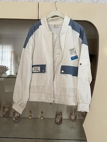 Unisex bomber üslubunda yüngül gödəkcə - Rəng: ağ əsas, çiyinlərdə və
