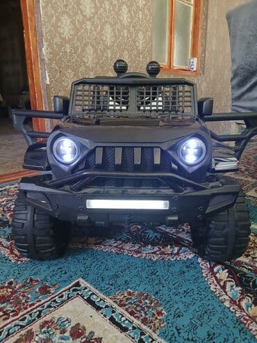 uşaq butulkası: Qara rəngdə olan uşaq elektrik avtomobili. Böyük təkərləri və ön — 2