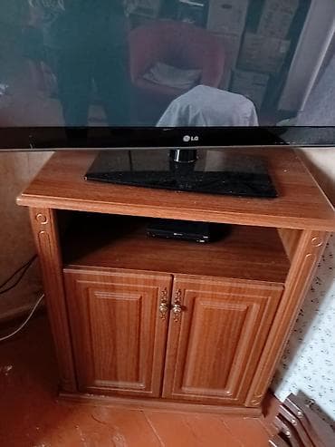 İşlənmiş, Düz TV altlığı, Polkalı, Laminat