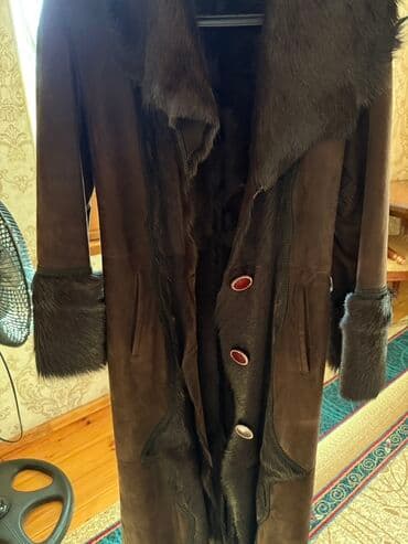 пальто зимнее: Tünd qəhvəyi rəngdə, uzun qadın xəz paltosu təqdim olunur. Palto yaxa — 3
