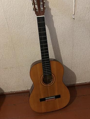 elektro gitarlar: Klassik akustik gitara - Korpus: ənənəvi klassik forma, təbii ağac — 1