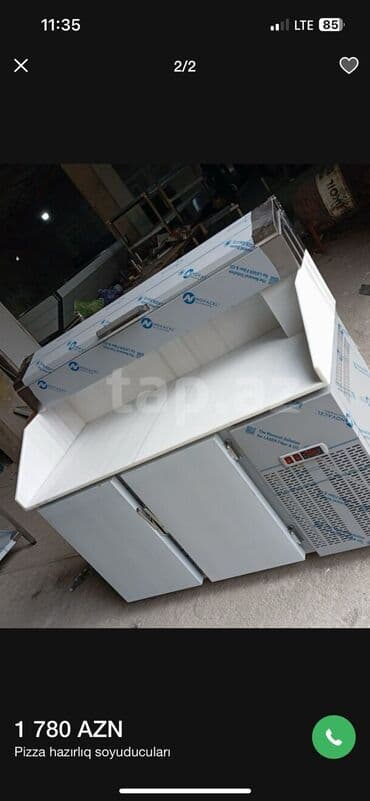 Pizza hazırlamaq üçün soyuducu stol. Üzəri paslanmayan metaldan