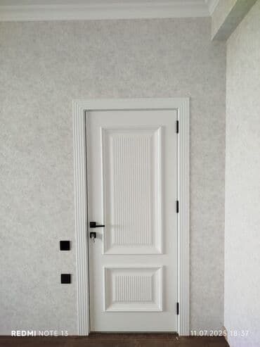 emdef: Ağ rəngdə, müasir üslubda hazırlanmış qapı. Qapı qara rəngdə qulp və — 1