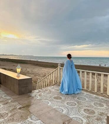 Рубашки и блузы: Mavi şifon ziyafət donu ölçü M,L,XLə də gedər 130 manata tikilib 1 — 4