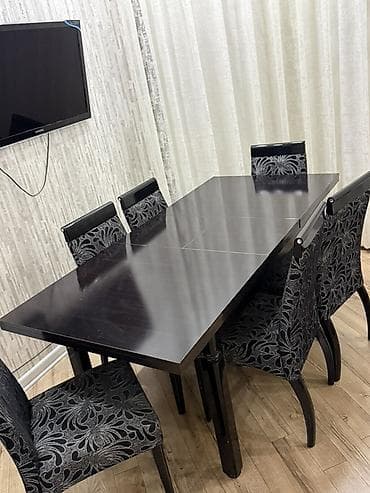 Masalar və oturacaqlar: Salam herşey qaydasındadır üzerinde cızıgları var Qara rəngdə yemək — 2