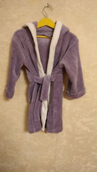 детский банный халат: Bənövşəyi rəngdə, yumşaq materialdan hazırlanmış uşaq xalatı. Xalatın — 9