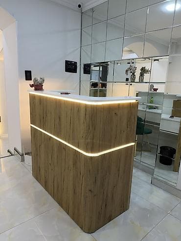 quba mas: Resepsiyon stolu – LED işıqlı, ağ üst səthli və ağ daxili iş — 1