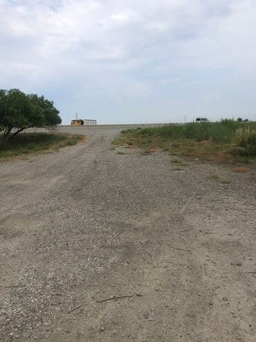 bağ evinde qalmaga aile axtarilir 2022: Ağ rəngdə, geniş sahəyə malik, bir mərtəbəli bina. Bina müxtəlif — 5